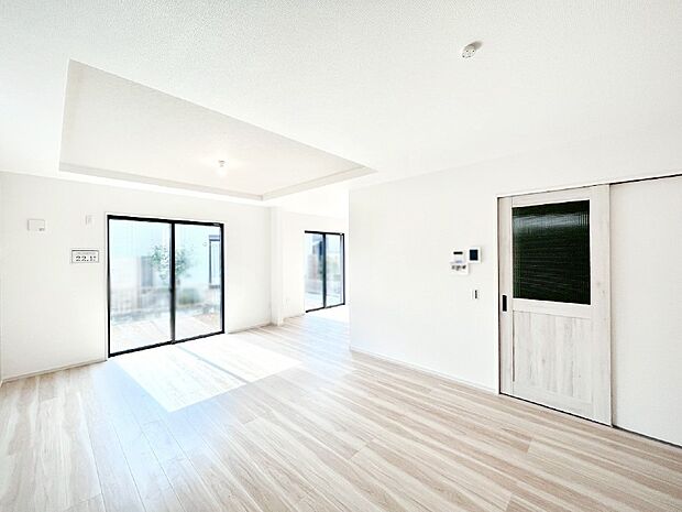 大きな窓からたっぷりの陽光と風を感じられるリビング