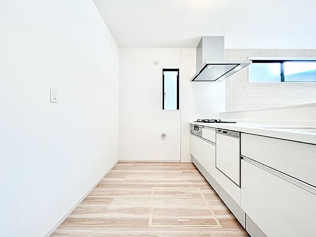 爽やかな風が通り抜けるキッチン。窓があるので明るく換気にも役立ちます。