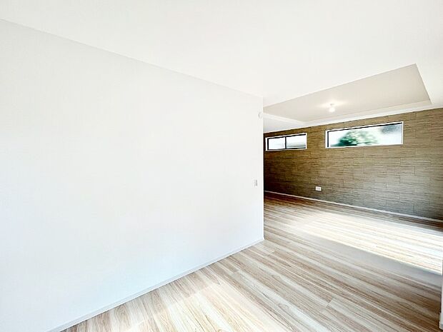 アクセントクロスがお洒落なLDK。家族でのんびりくつろげる広々スペース。