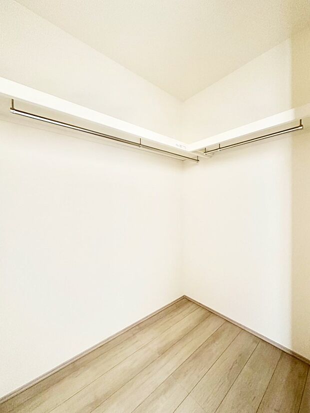 ウォークインクローゼットの活用で生活空間スッキリ