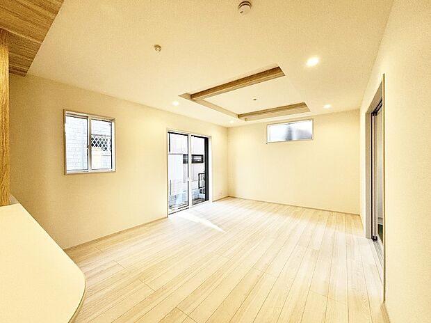 大きな窓からたっぷりの陽光と風を感じられるリビング