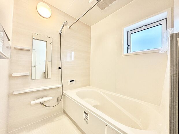 一日の疲れを癒してくれる明るい清潔感のあるバスルーム