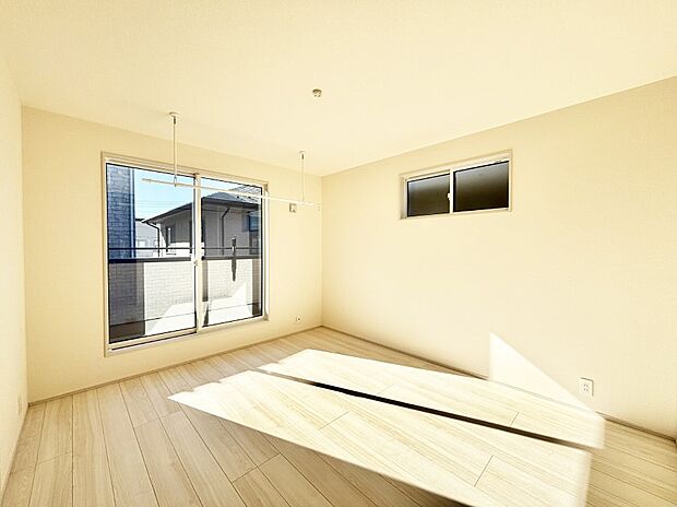 バルコニーが開放感をプラスしてくれる洋室