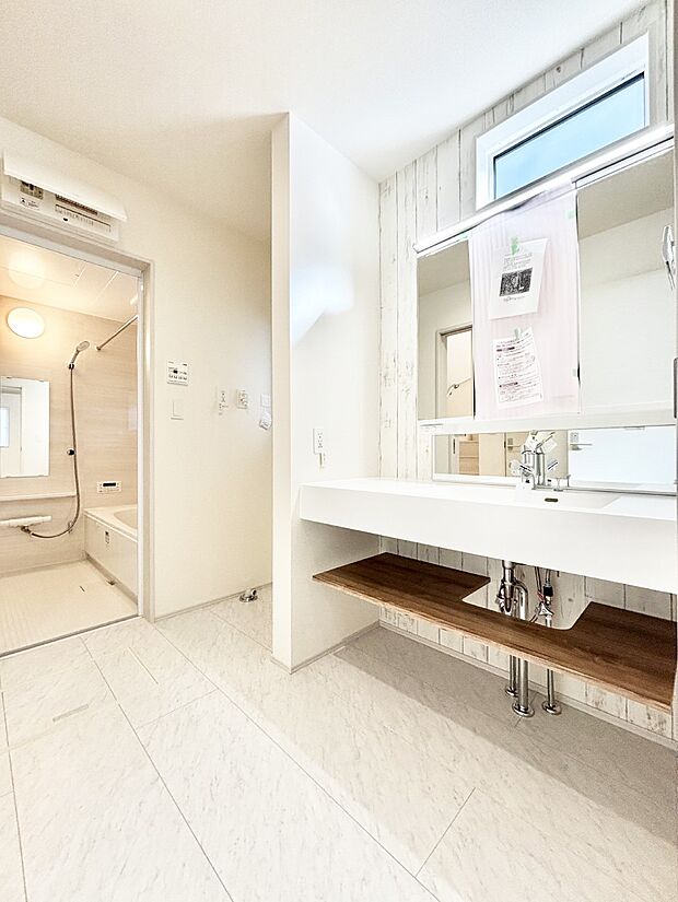 清潔感ある洗面化粧室で朝の身支度も快適