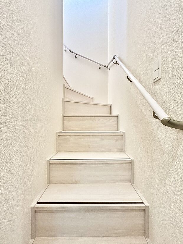 階段は手すり付きなので小さなお子さまやご高齢の方も安心です