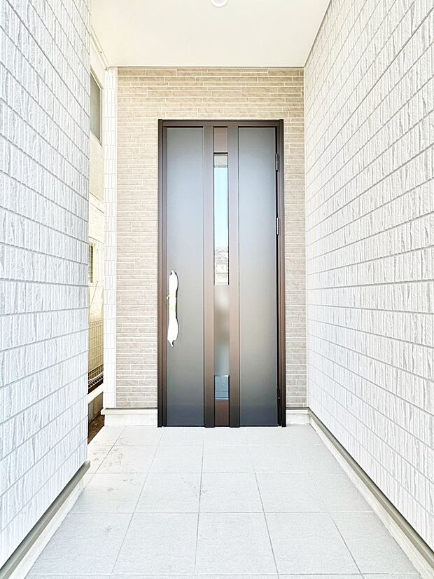 玄関前は雨が降っても濡れにくい屋根付き