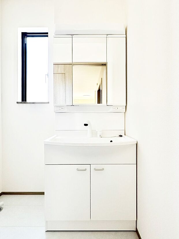 収納力と機能性に優れた洗面化粧台