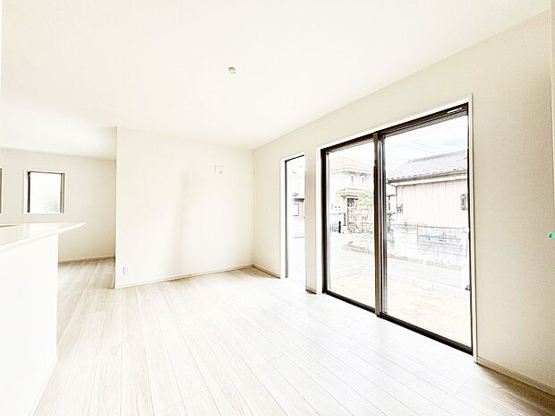 ご家族の賑やかな話し声で包まれる明るいリビング