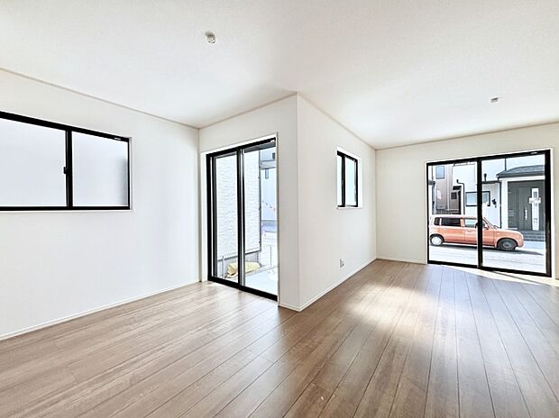 大きな窓からたっぷりの陽光と風を感じられるリビング