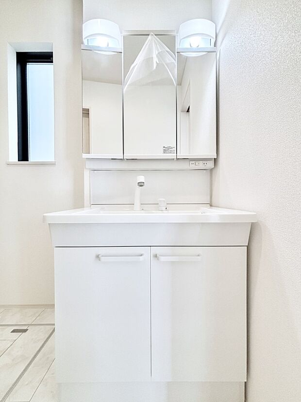 大きく見やすい三面鏡で清潔感ある洗面台は、身だしなみチェックや肌のお手入れにおすすめです。