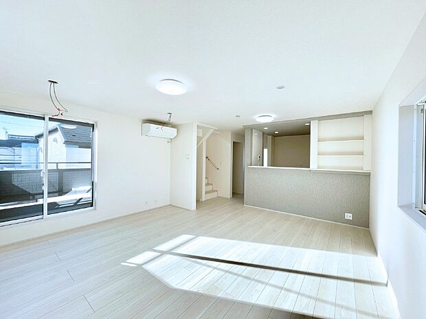 ご家族の賑やかな話し声で包まれる明るいリビング