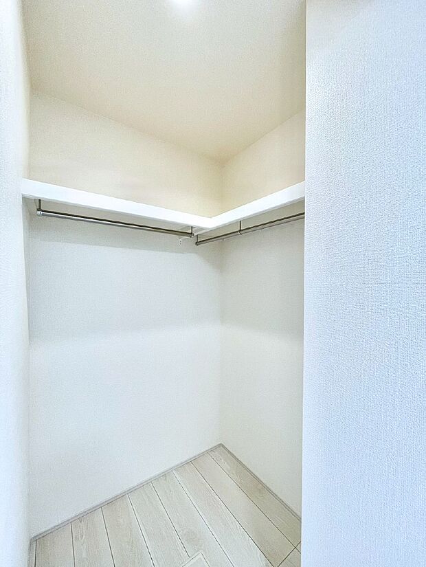 洋室のWIC。奥行きがあるので厚手の衣類もすっきり収まります。
