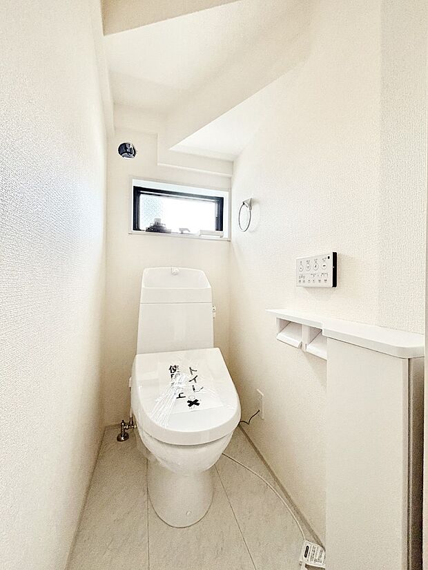明るく清潔感のあるトイレです。