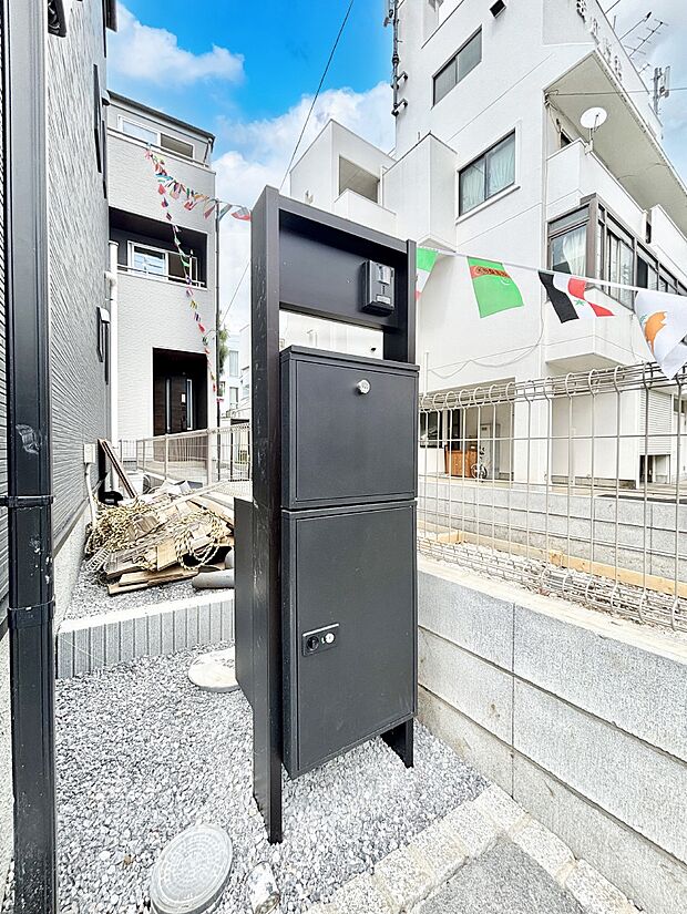 表札・インターホン・ポスト・宅配BOXをひとつに集約。エントランスになじむシンプルデザイン。