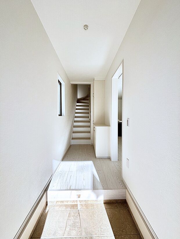 明るい玄関はお客様をお出迎えするのにぴったりです!