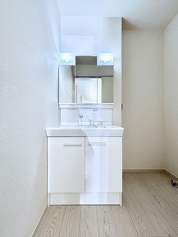 大きく見やすい三面鏡で清潔感ある洗面台は、身だしなみチェックや肌のお手入れにおすすめです。 