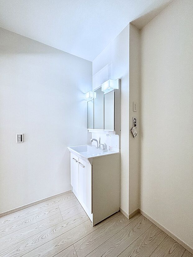 清潔感のある快適空間です。毎日の身支度も気持ち良くお使い頂けます。