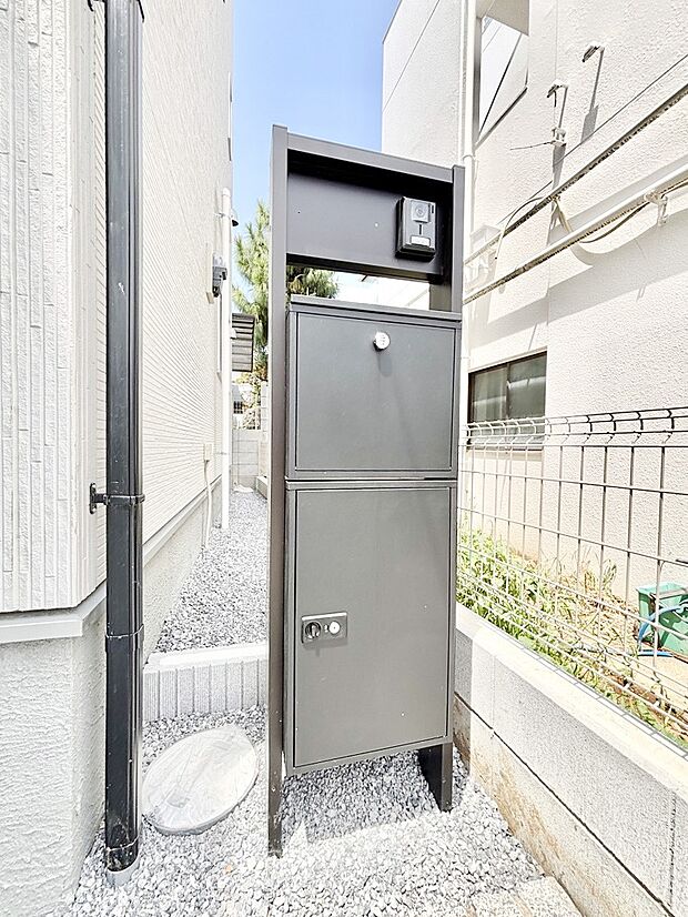 表札・インターホン・ポスト・宅配BOXをひとつに集約。エントランスになじむシンプルデザイン。