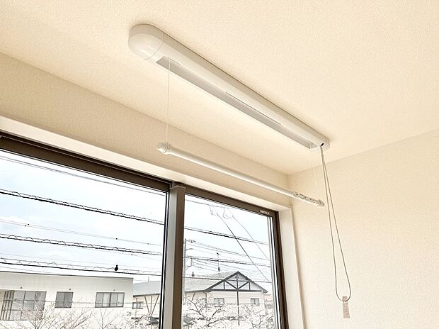 室内物干しポール。梅雨や花粉の時期に大活躍します。