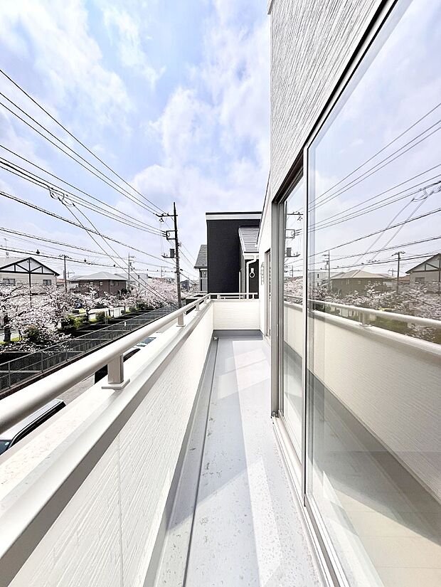 暖かな陽光が降り注ぐバルコニーはお洗濯におすすめ。爽やかな風も心地よいです。