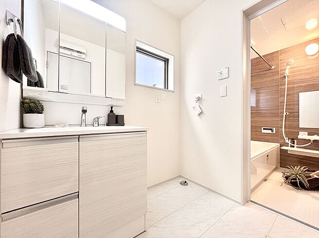 清潔感のある快適空間です。毎日の身支度も気持ち良くお使い頂けます。