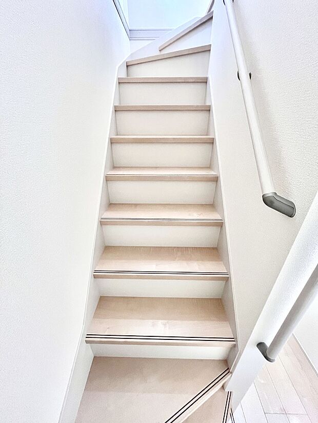 安全性を考慮し階段には手すりを設置しています