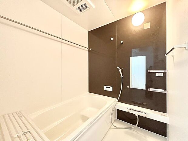 落ち着いた雰囲気でゆっくりお寛ぎいただけるバスルーム