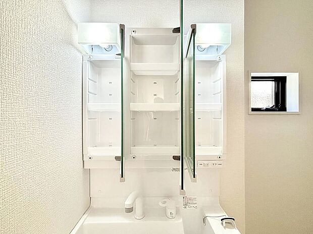 三面鏡の裏に、化粧品や衛生用品などを収納可能。洗面台をすっきりと保ちます!