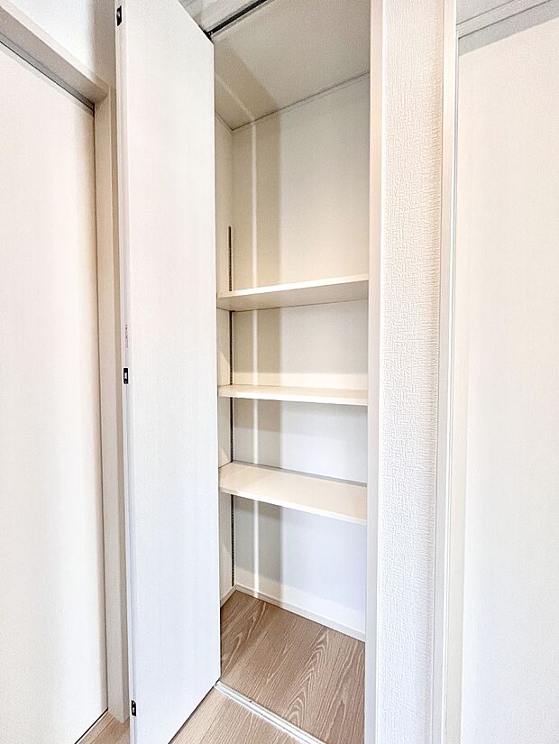 廊下収納。掃除道具や季節の小物を収納することができます。