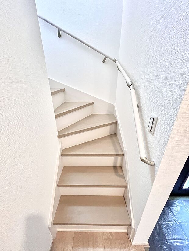 安全性を考慮し階段には手すりを設置しています