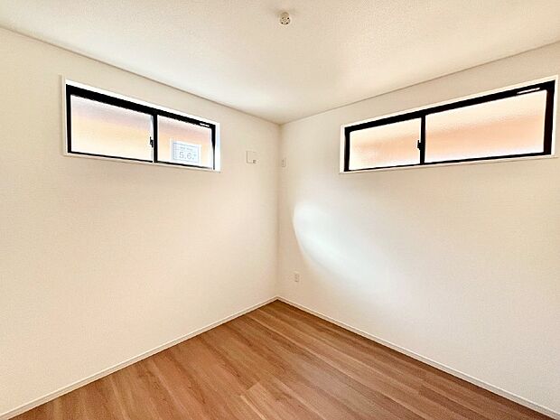 窓からのやさしい光が心地よいプライベートルーム 