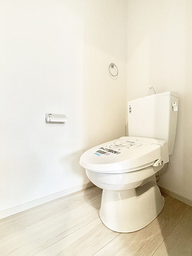 明るく清潔感のあるトイレです。