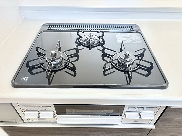 ガスコンロはＳｉセンサー搭載。火力調節や焦げ付き・消し忘れも防いでくれます。