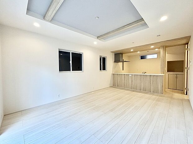 折上天井は立体的な奥行きがあるので、天井が広く見えて開放的な空間を演出できます。  