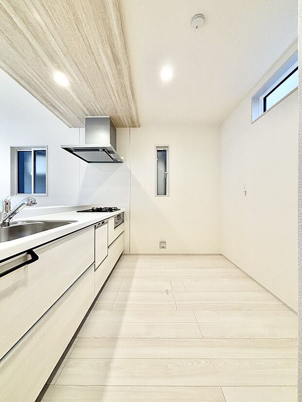 ポップアップ天井が素敵なキッチン！窓があるので採光もとれ換気にも役立ちます。