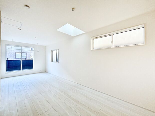 明るいバルコニーサイドに洋室を設置。目覚めの良い寝室に。 