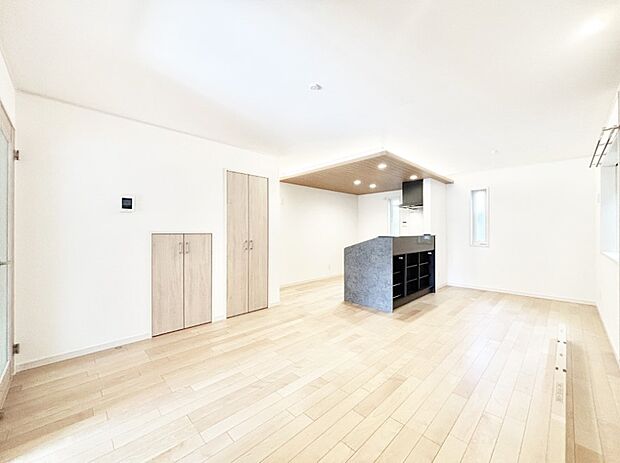 ナチュラルテイストの優しく柔らかい色使いのフローリングが素敵なリビングですね。