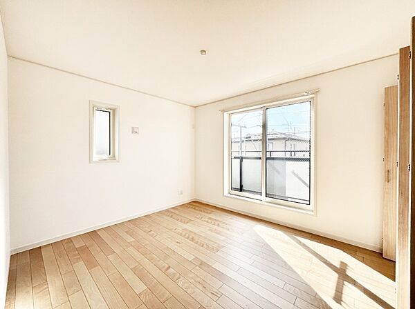 明るいバルコニーサイドに洋室を設置。目覚めの良い寝室に。