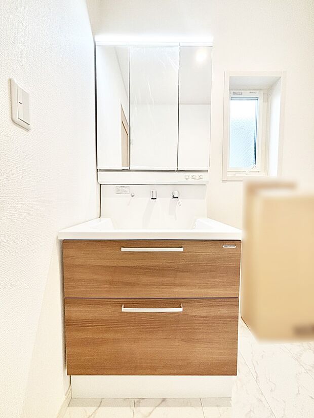 スタイリングに便利な三面鏡、ミラーキャビネットで細かい物スッキリ