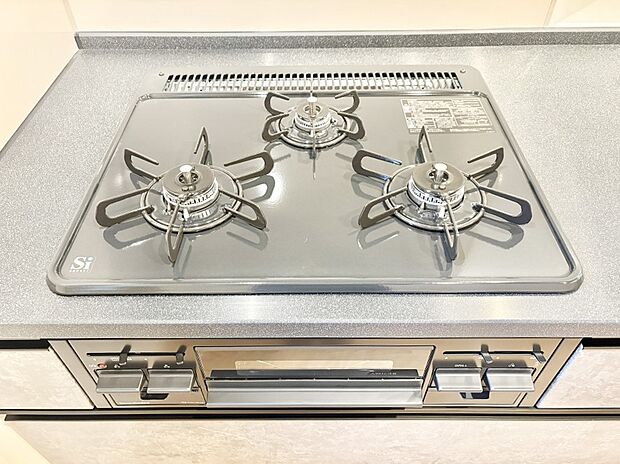 ガスコンロはＳｉセンサー搭載。火力調節や焦げ付き・消し忘れも防いでくれます。