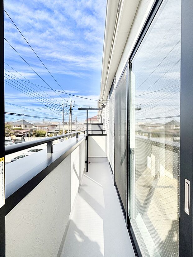 暖かな陽光が降り注ぐバルコニーはお洗濯におすすめ。爽やかな風も心地よいです。