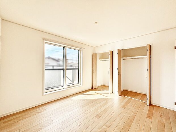 バルコニーが開放感をプラスしてくれる洋室。嬉しい収納付き。