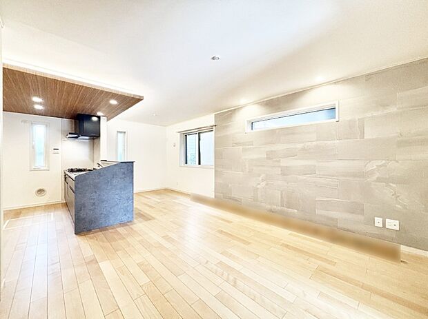 アクセントクロスがお洒落なダイニング。家族でのんびりくつろげる広々スペース。