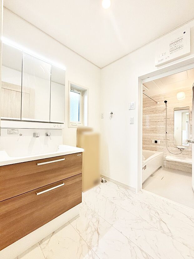 清潔感ある洗面化粧室で朝の身支度も快適