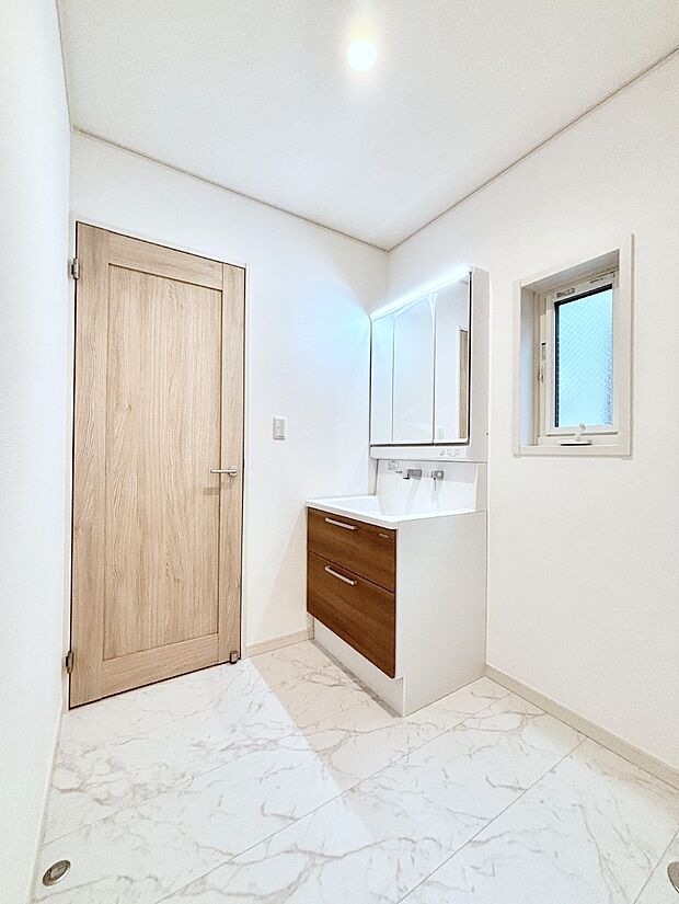 小窓がついているので湿気の多い場所でも換気ができ快適です。毎日の身支度を気持ち良く行えますね。