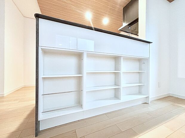 キッチンカウンターの下にも収納！物を飾ってもお洒落ですね