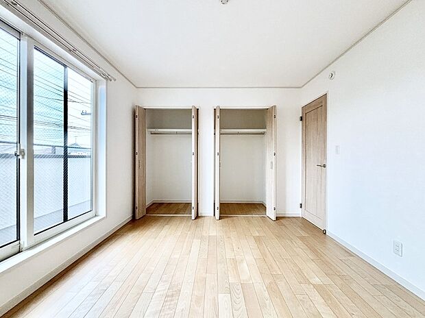 バルコニーが開放感をプラスしてくれる洋室