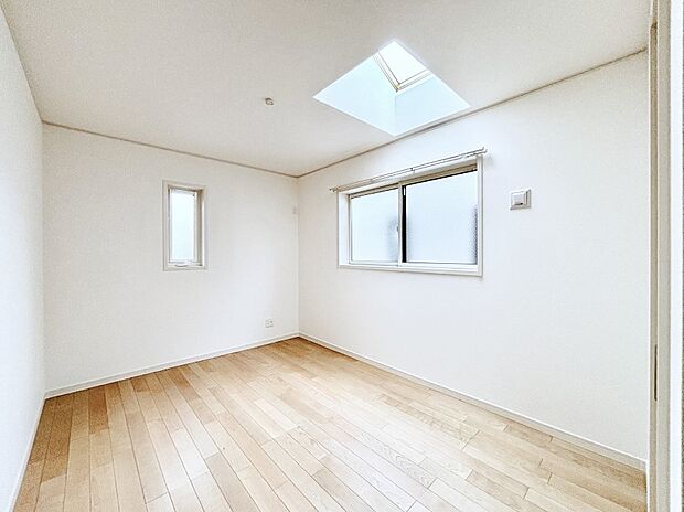 窓からのやさしい光が心地よいプライベートルーム