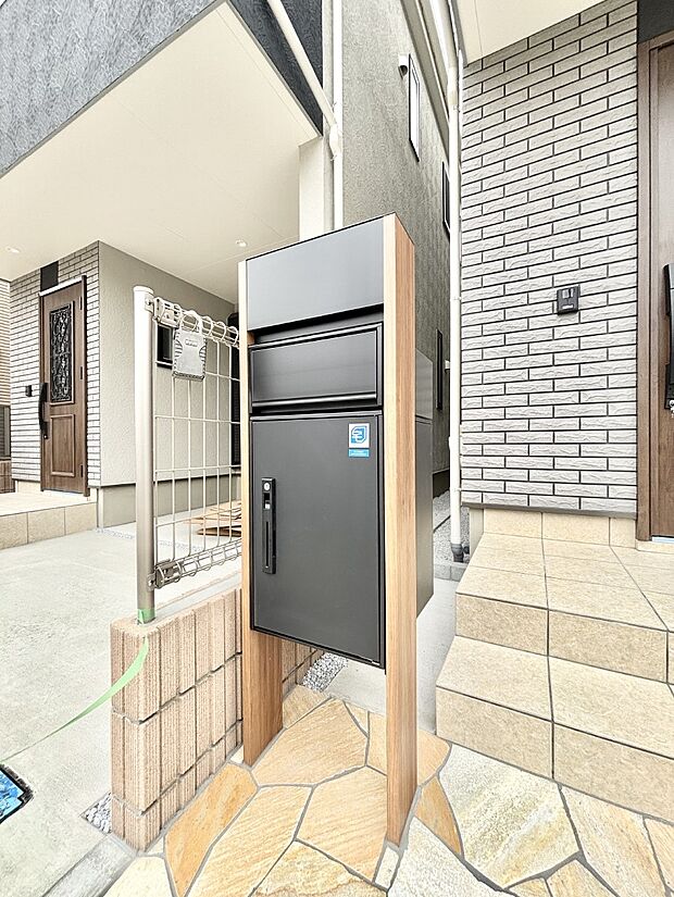 表札・インターホン・ポスト・宅配ＢＯＸをひとつに集約。エントランスになじむシンプルデザイン。