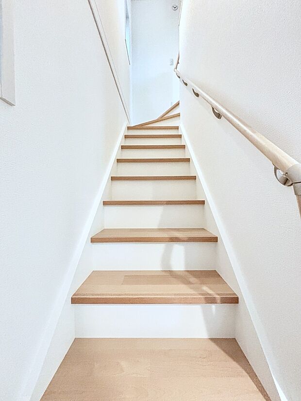 階段は手すり付きなので小さなお子さまやご高齢の方も安心です